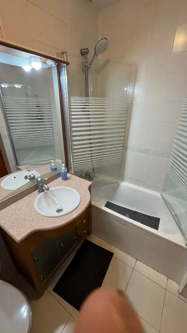 Badezimmer von Einfamilien-Reihenhaus zum Verkauf in Torredembarra mit Klimaanlage, Heizung und Privatgarten