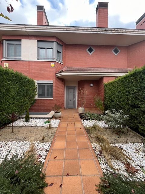 Vista exterior de Casa o xalet en venda en Simancas amb Calefacció, Parquet i Terrassa