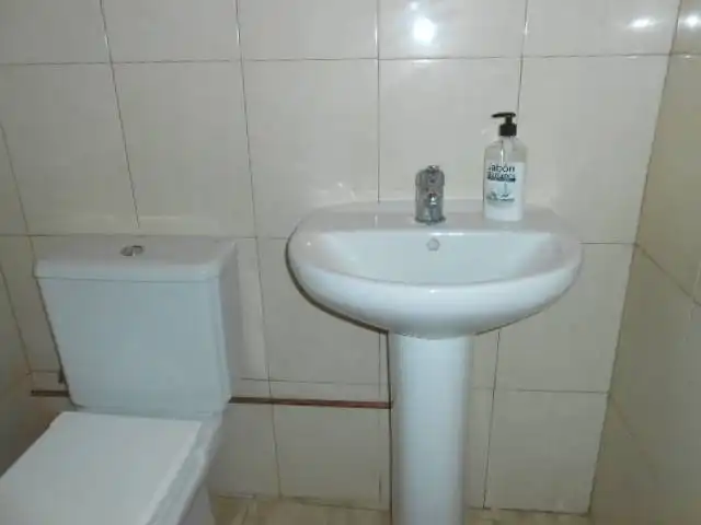 Baño de Local en traspaso en L'Hospitalet de Llobregat con Aire acondicionado, Terraza y Amueblado