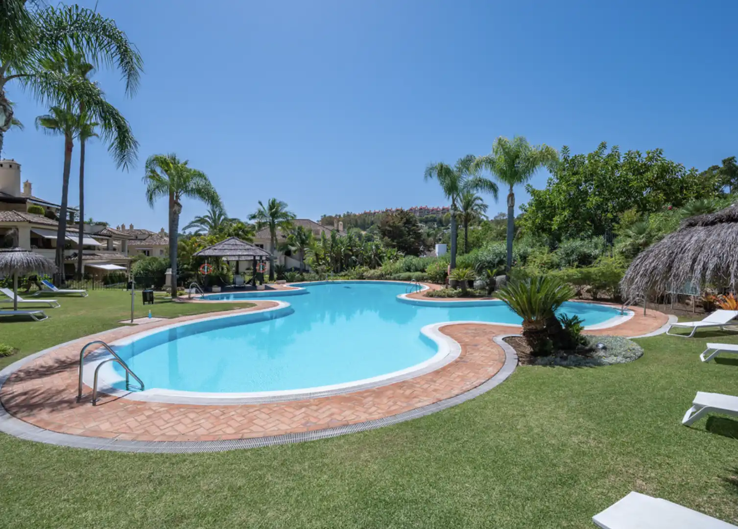 Piscina de Ático en venta en Marbella con Aire acondicionado, Terraza y Amueblado