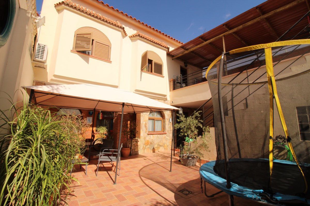 Jardí de Casa o xalet en venda en Valdelacalzada amb Aire condicionat, Calefacció i Terrassa