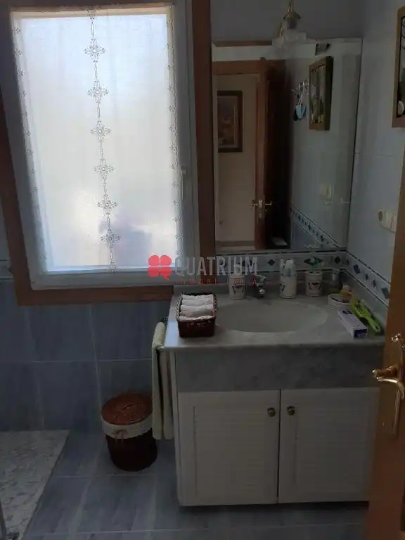 Baño de Casa o chalet en venta en Santiago de Compostela  con Calefacción, Terraza y Trastero