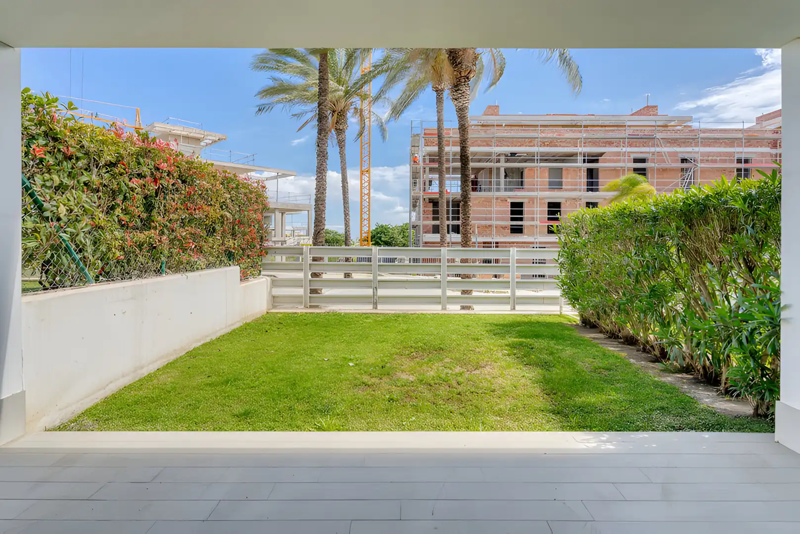 Vista exterior de Planta baixa en venda en Estepona amb Aire condicionat, Terrassa i Piscina