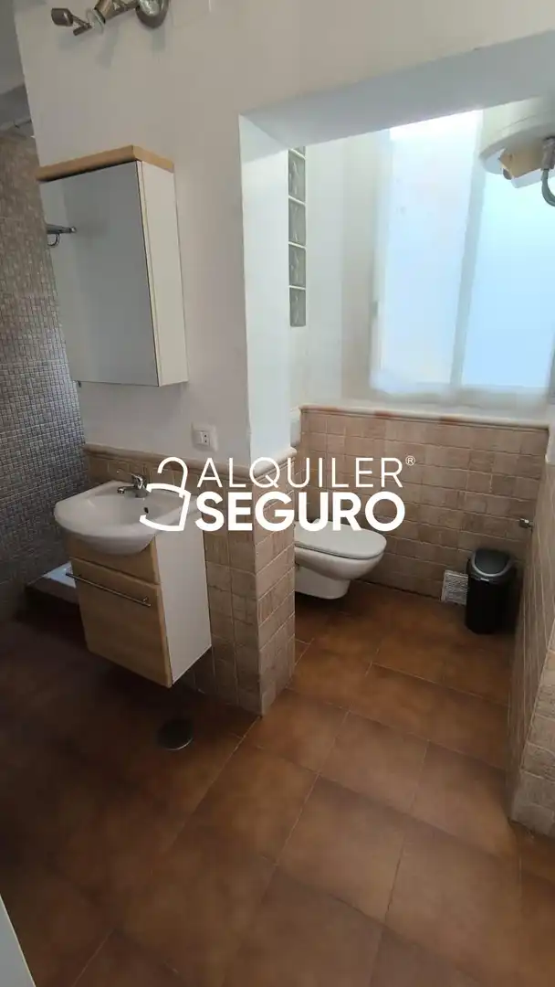 Bathroom of Study for rent in Sevilla  with Air Conditioner and Furnished
