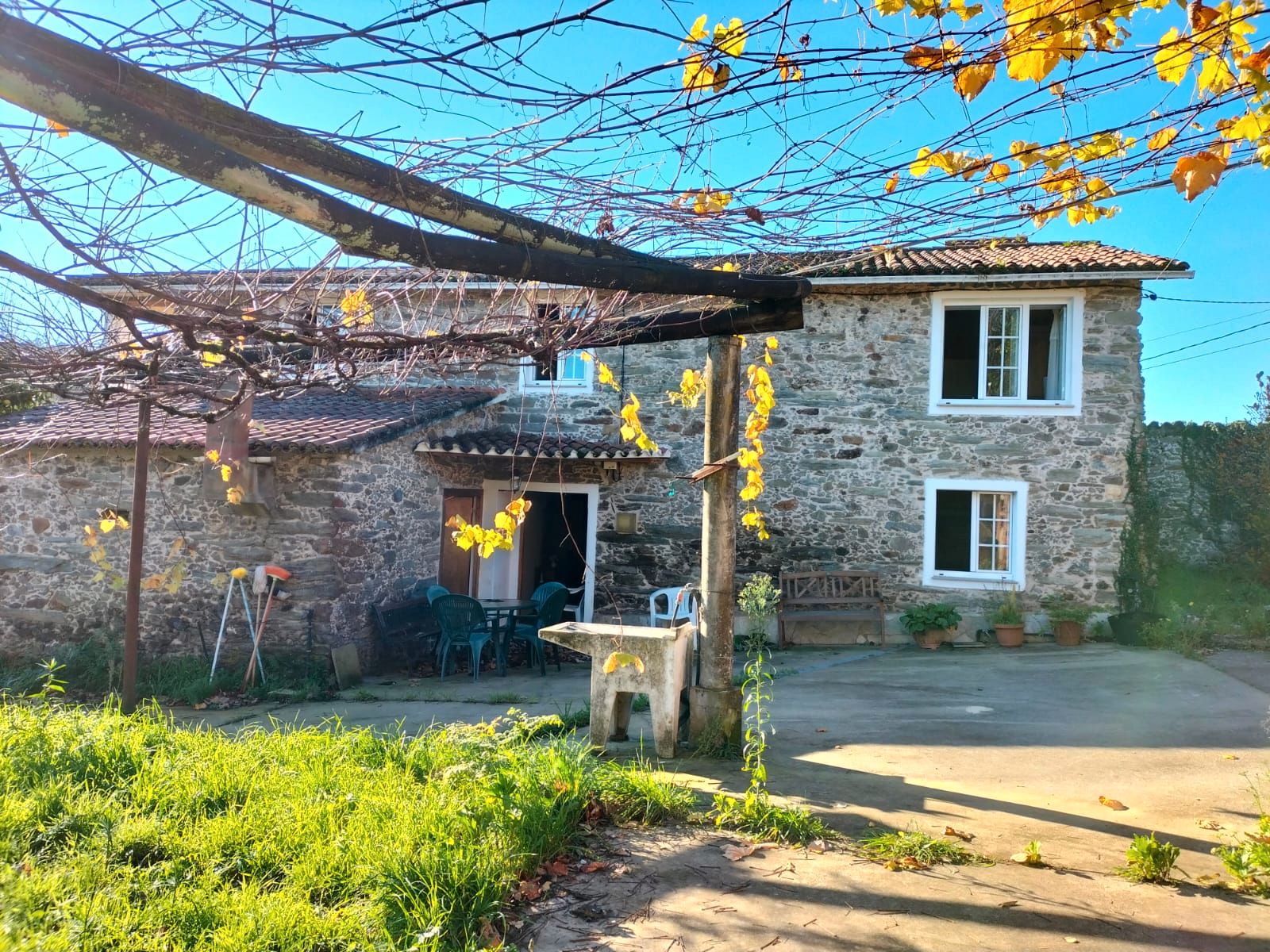 Vista exterior de Casa o xalet en venda en Abegondo amb Calefacció, Jardí privat i Parquet