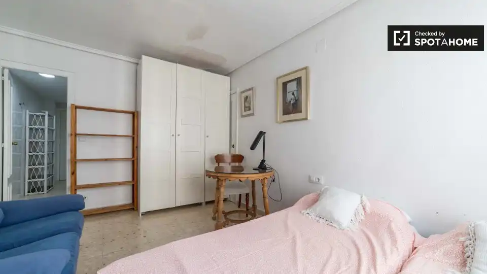 Habitación de Piso de alquiler en Valencia con Aire acondicionado, Calefacción y Amueblado