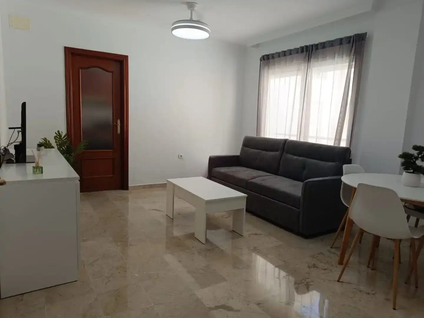 Sala d'estar de Pis de lloguer en Almuñécar amb Aire condicionat, Moblat i Forn