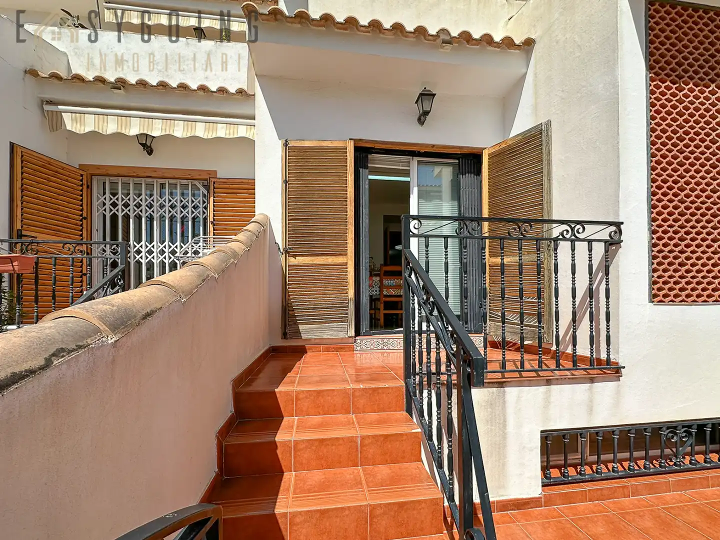 Terrasse von Einfamilien-Reihenhaus zum Verkauf in Santa Pola mit Klimaanlage, Terrasse und Gemeinschaftspool
