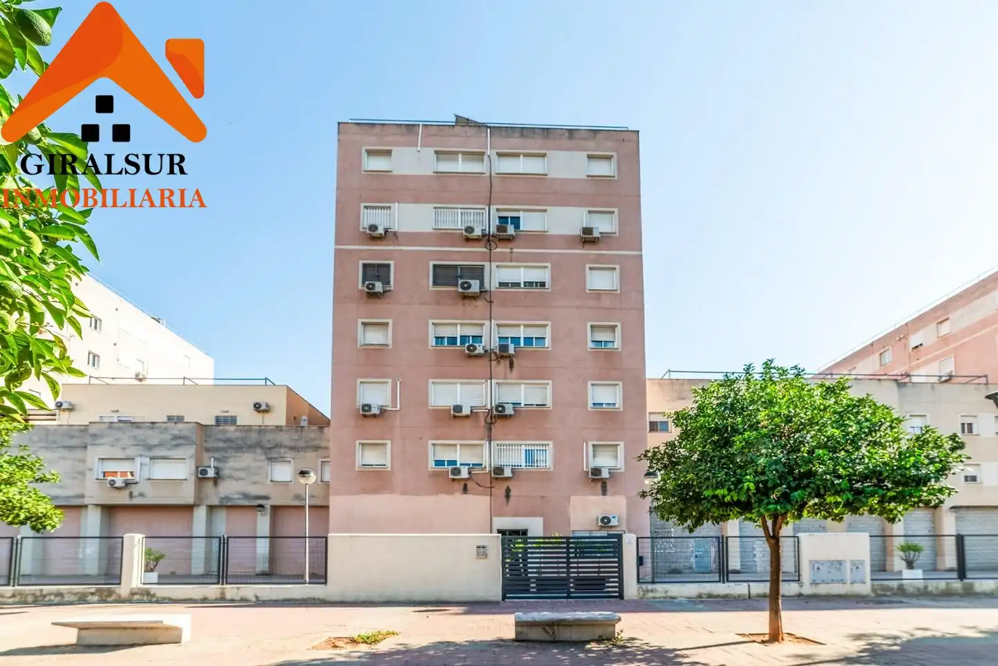 Exterior view of Flat for sale in Sevilla  with Air Conditioner and Storage room