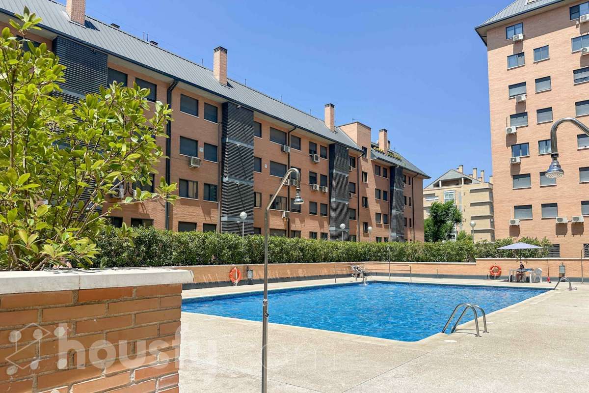 Piscina de Pis en venda en  Madrid Capital amb Aire condicionat, Jardí privat i Traster