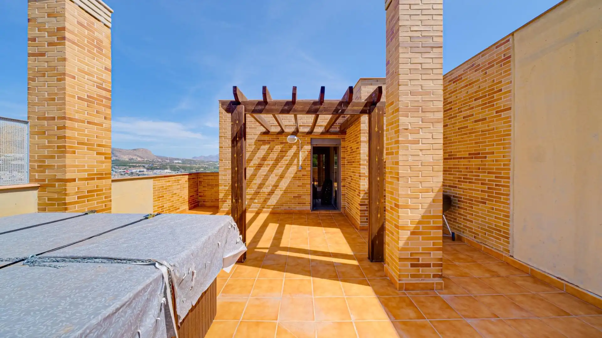 Attic for rent in Calle Ponent, Las Azaleas - Alkadir