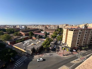 Flat with balcony to rent in Avenida del Compromiso de Caspe 27