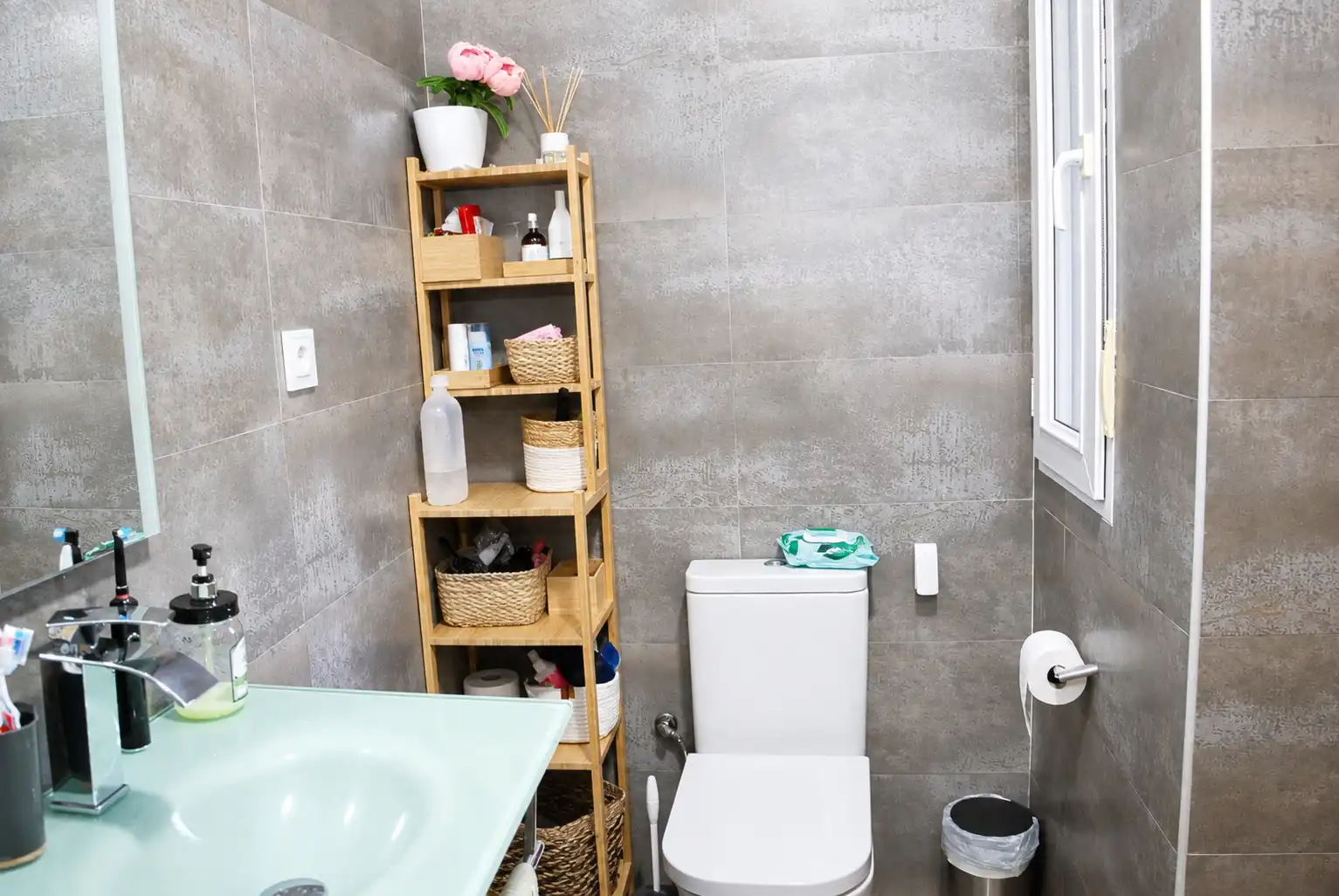 Badezimmer von Einfamilien-Reihenhaus zum Verkauf in Valdemorillo mit Privatgarten, Terrasse und Abstellraum