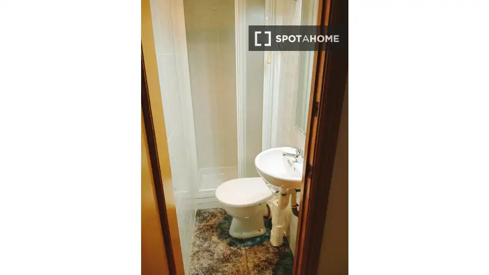 Bathroom of Flat for share in Barcelona  with Air Conditioner, Heating and Furnished