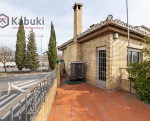 Vista exterior de Casa adosada en venda en  Granada Capital amb Jardí privat, Terrassa i Piscina