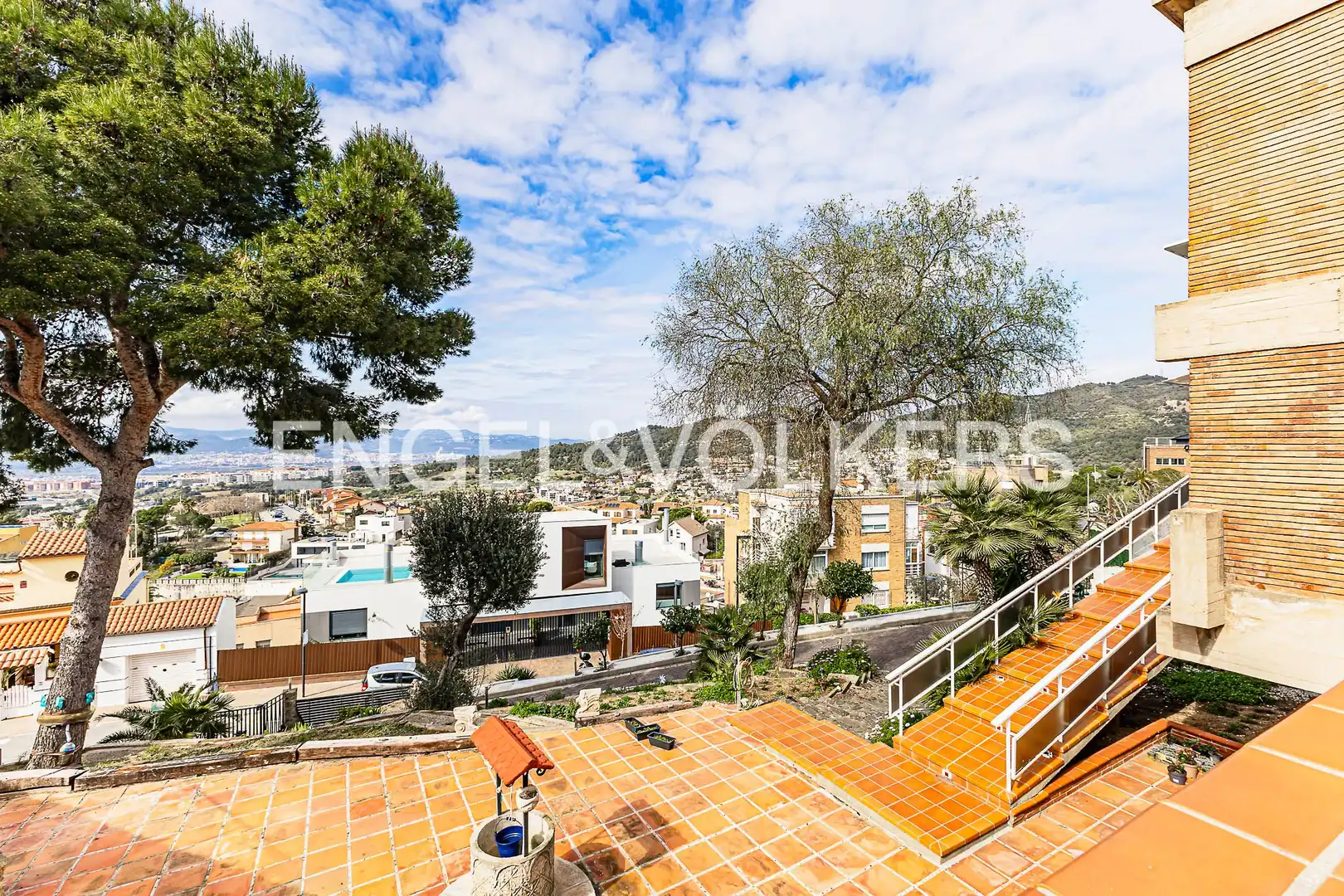 Vista exterior de Casa o xalet en venda en Sant Just Desvern amb Calefacció i Jardí privat