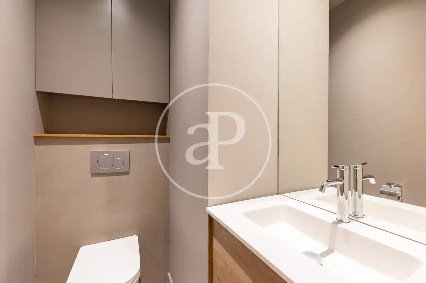 Badezimmer von Wohnung zum Verkauf in Barcelona mit Klimaanlage, Heizung und Terrasse