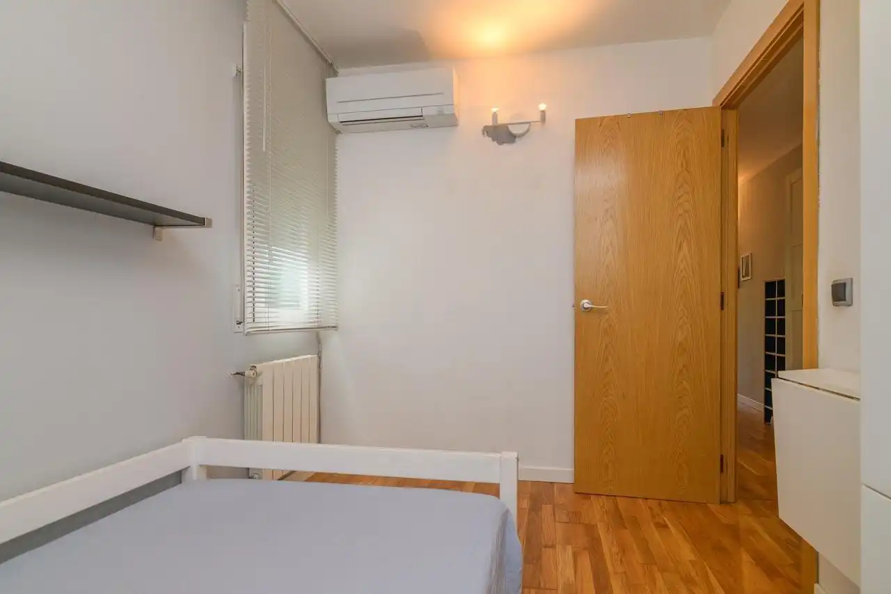 Schlafzimmer von Wohnung zum Verkauf in Barcelona mit Klimaanlage, Heizung und Balkon