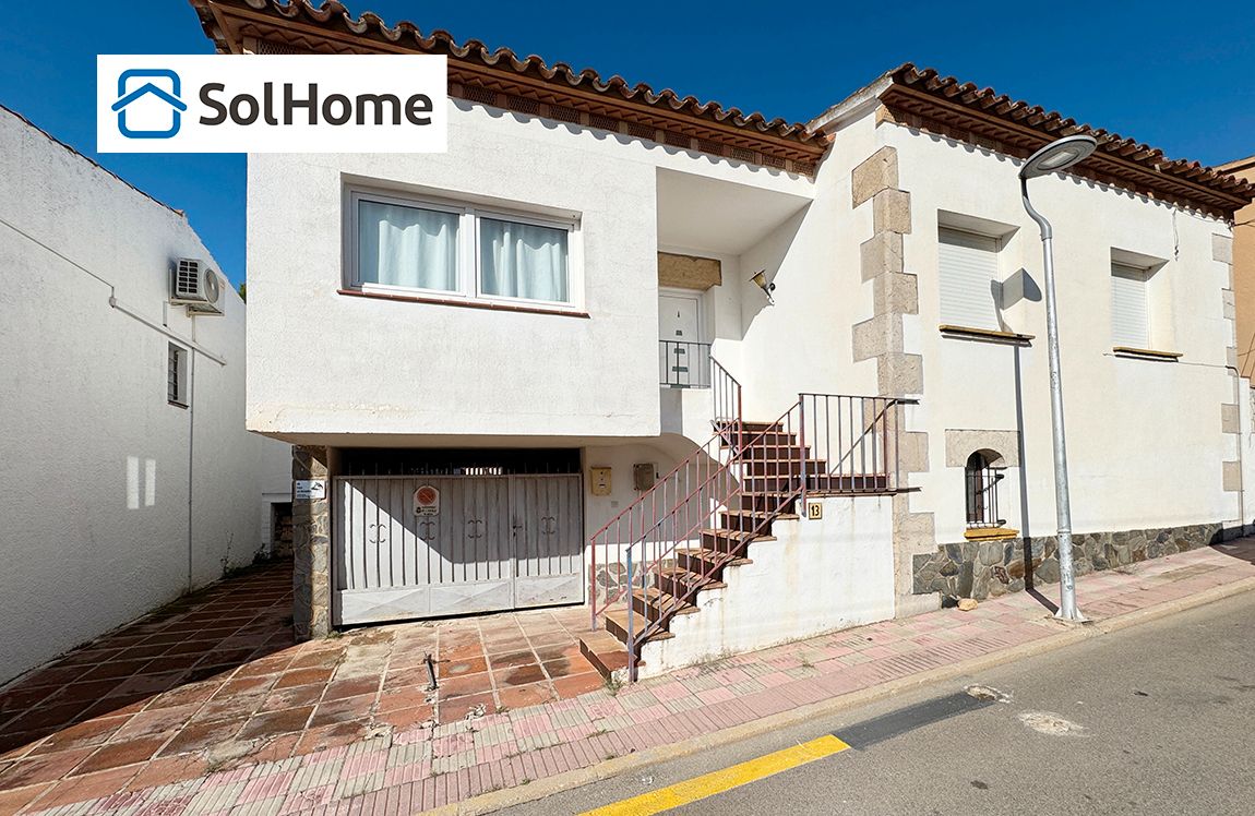 Vista exterior de Casa o xalet en venda en L'Escala amb Jardí privat i Moblat