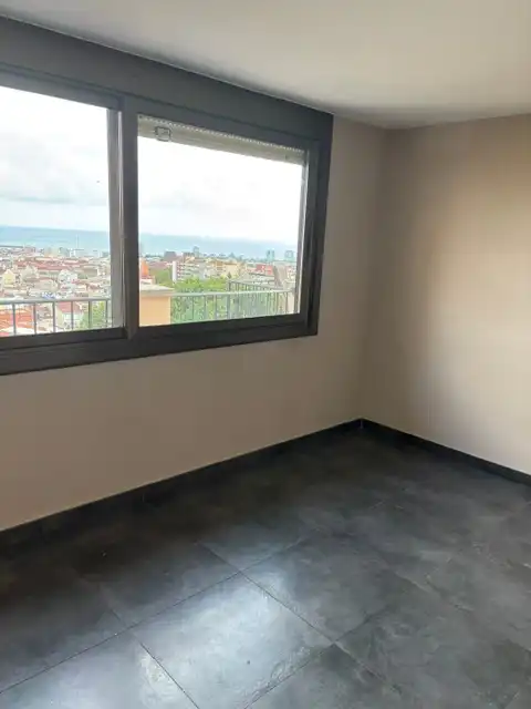 Schlafzimmer von Dachboden zum Verkauf in Mataró mit Klimaanlage, Heizung und Terrasse