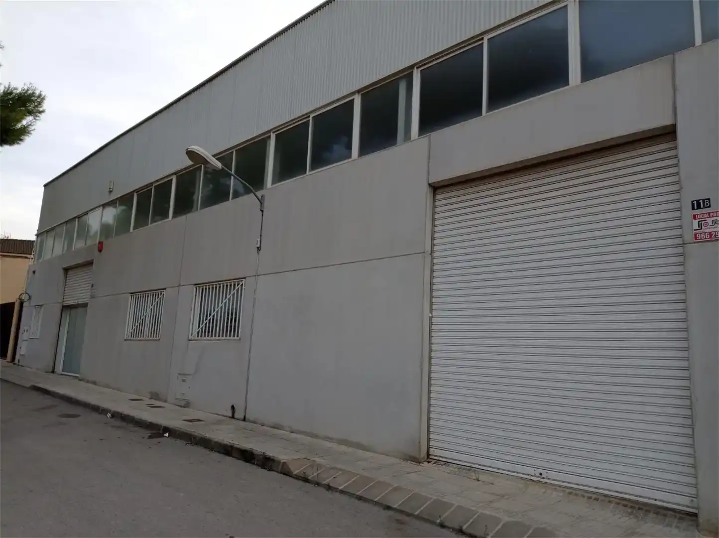 Vista exterior de Nau industrial en venda en Villena
