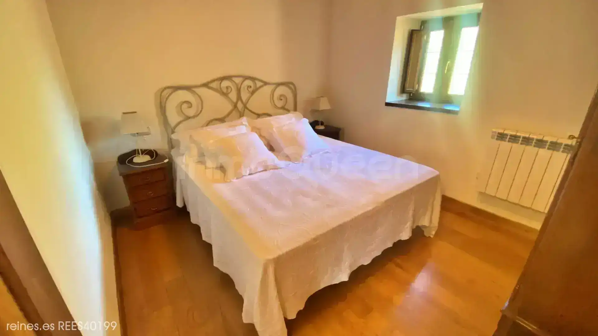 Dormitori de Casa o xalet en venda en Santo Adriano amb Calefacció, Jardí privat i Terrassa