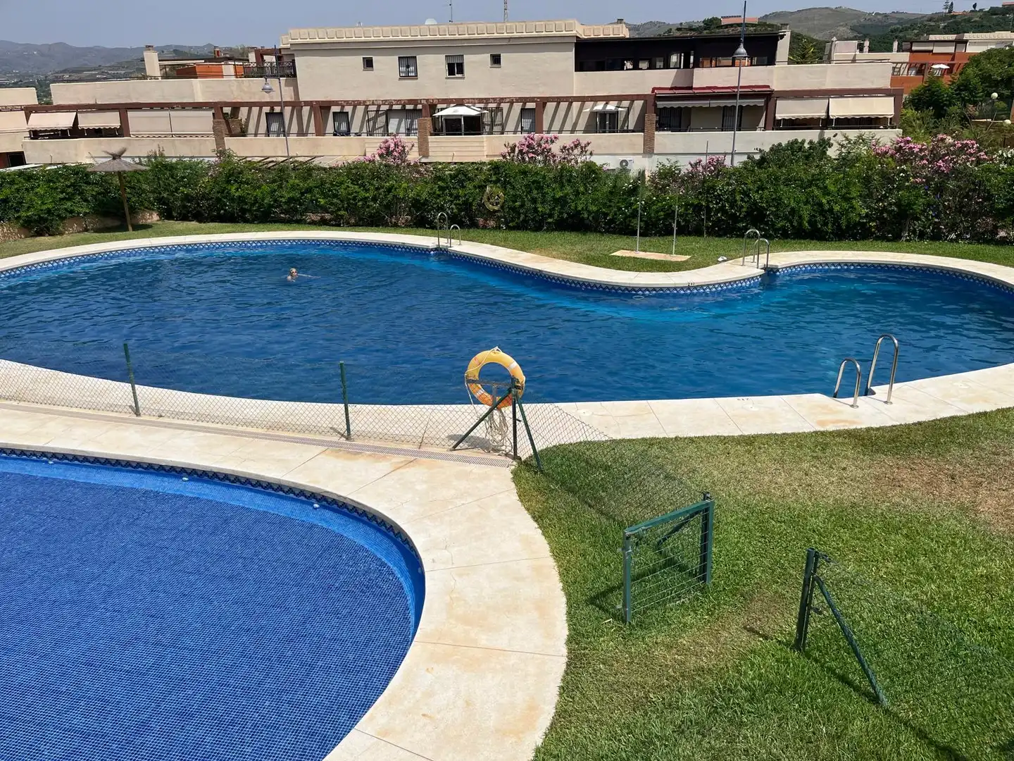 Piscina de Casa adosada en venta en Vélez-Málaga con Aire acondicionado, Calefacción y Jardín privado