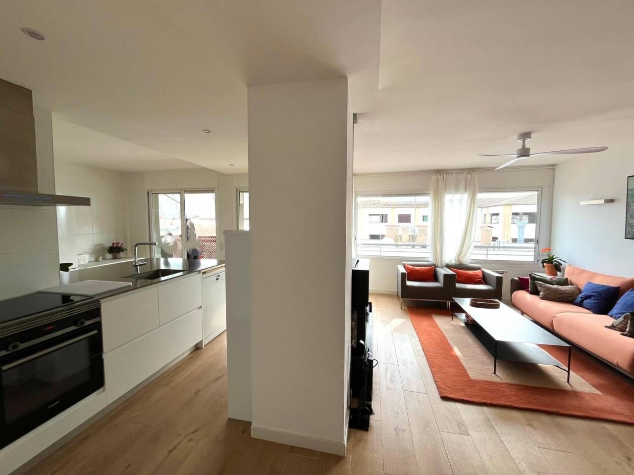 Living room of Flat for sale in Girona Capital  with Air Conditioner, Heating and Balcony
