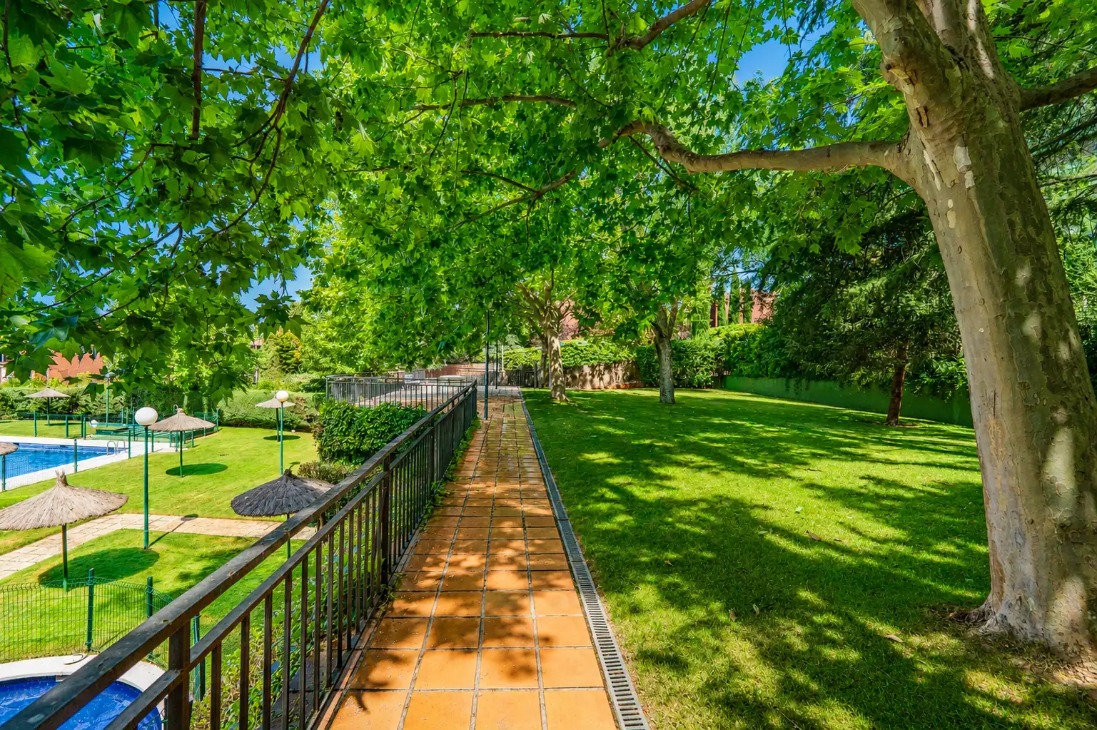 Vista exterior de Dúplex en venta en Las Rozas de Madrid con Aire acondicionado, Calefacción y Trastero