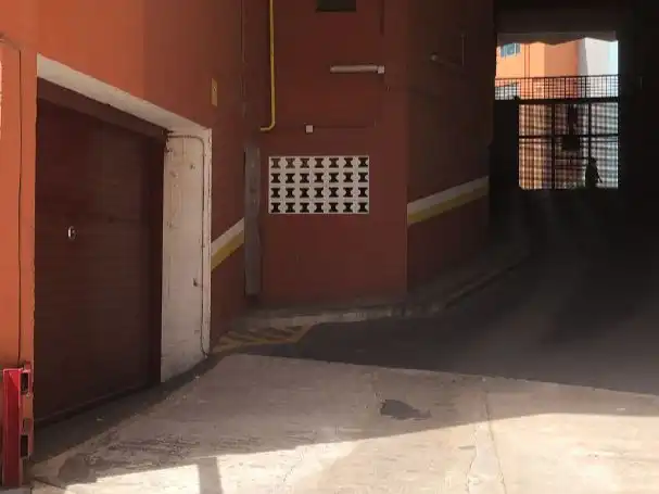 Außenansicht von Garage zur Miete in Barcelona mit Alarm