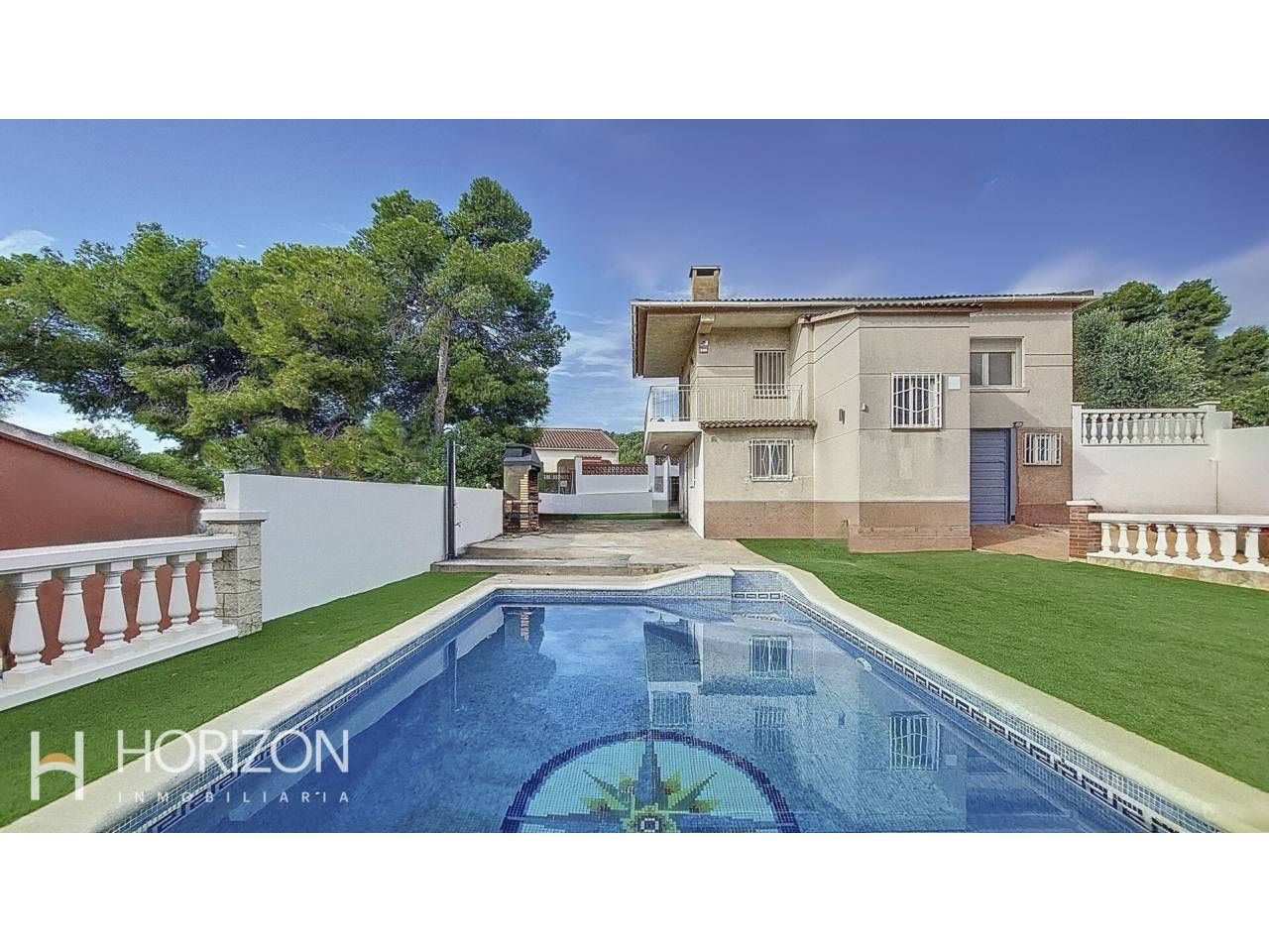 Vista exterior de Casa o xalet en venda en Cunit amb Terrassa i Piscina