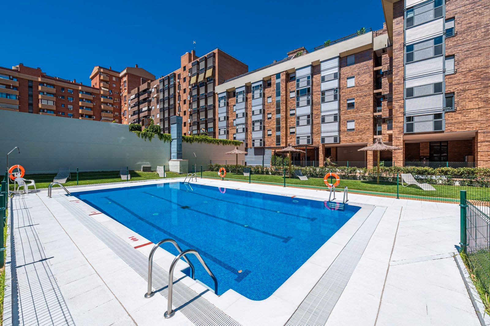 Piscina de Pis en venda en  Madrid Capital amb Aire condicionat, Parquet i Terrassa