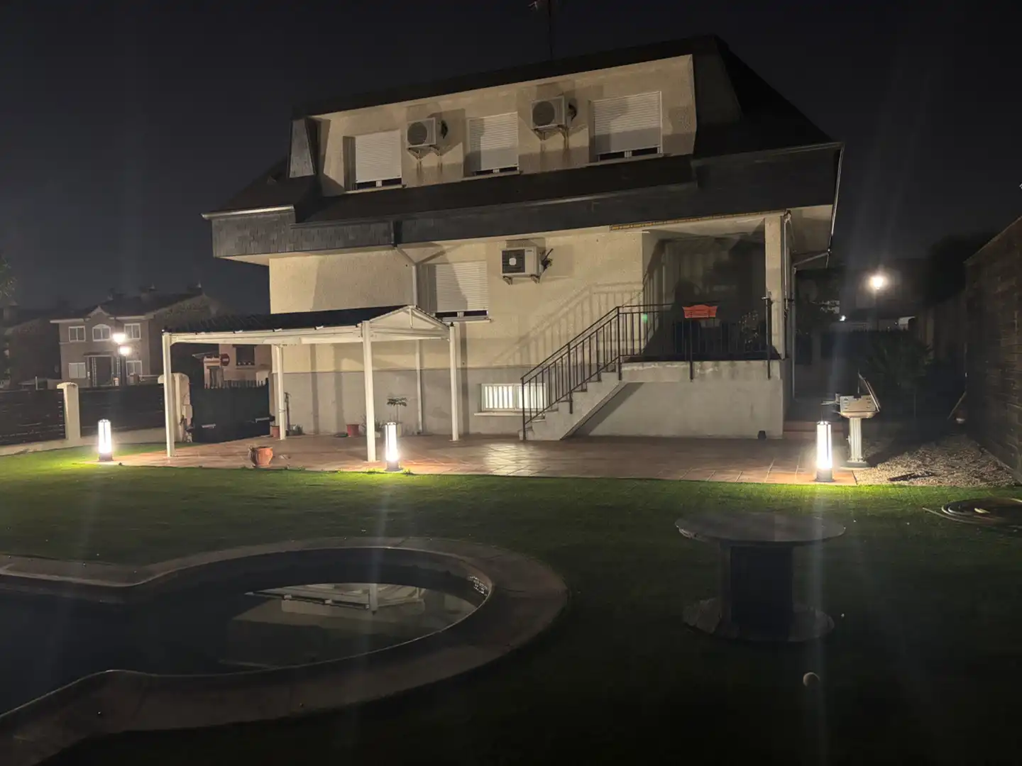 Vista exterior de Casa o xalet en venda en Serranillos del Valle amb Aire condicionat, Calefacció i Jardí privat