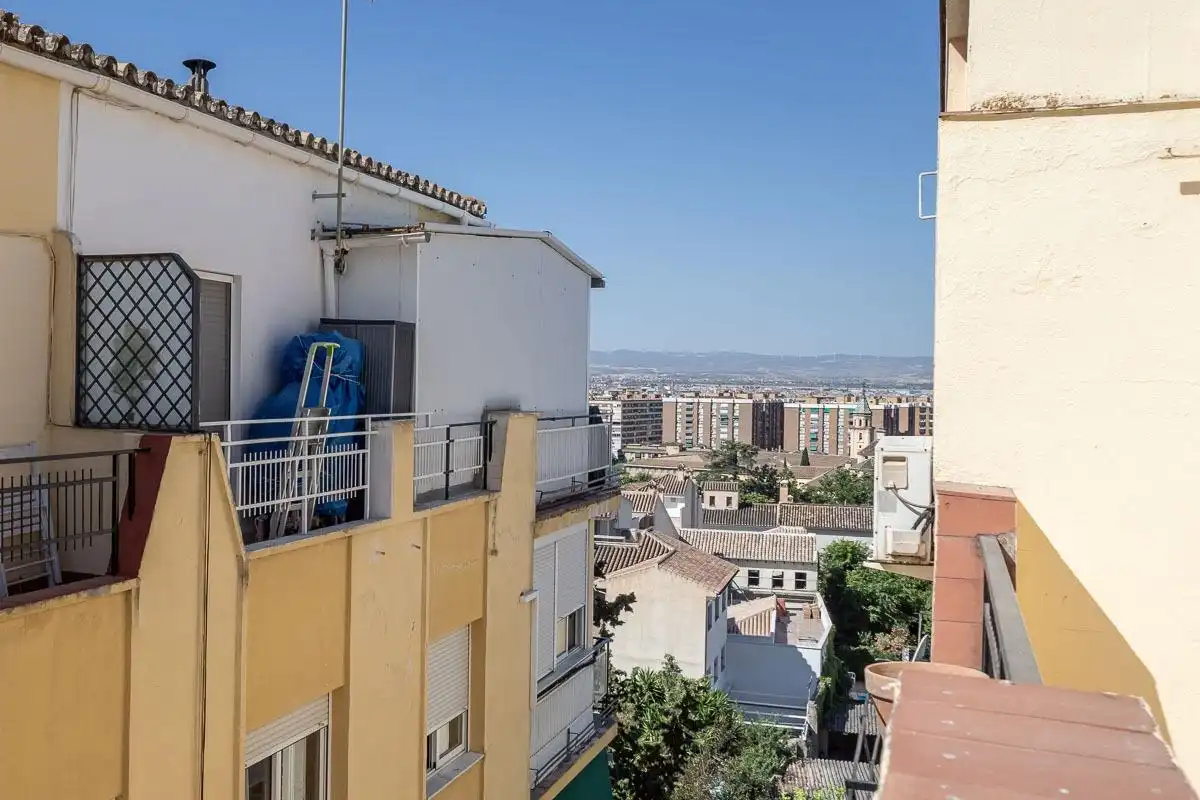 Vista exterior de Pis en venda en Granada amb Balcó