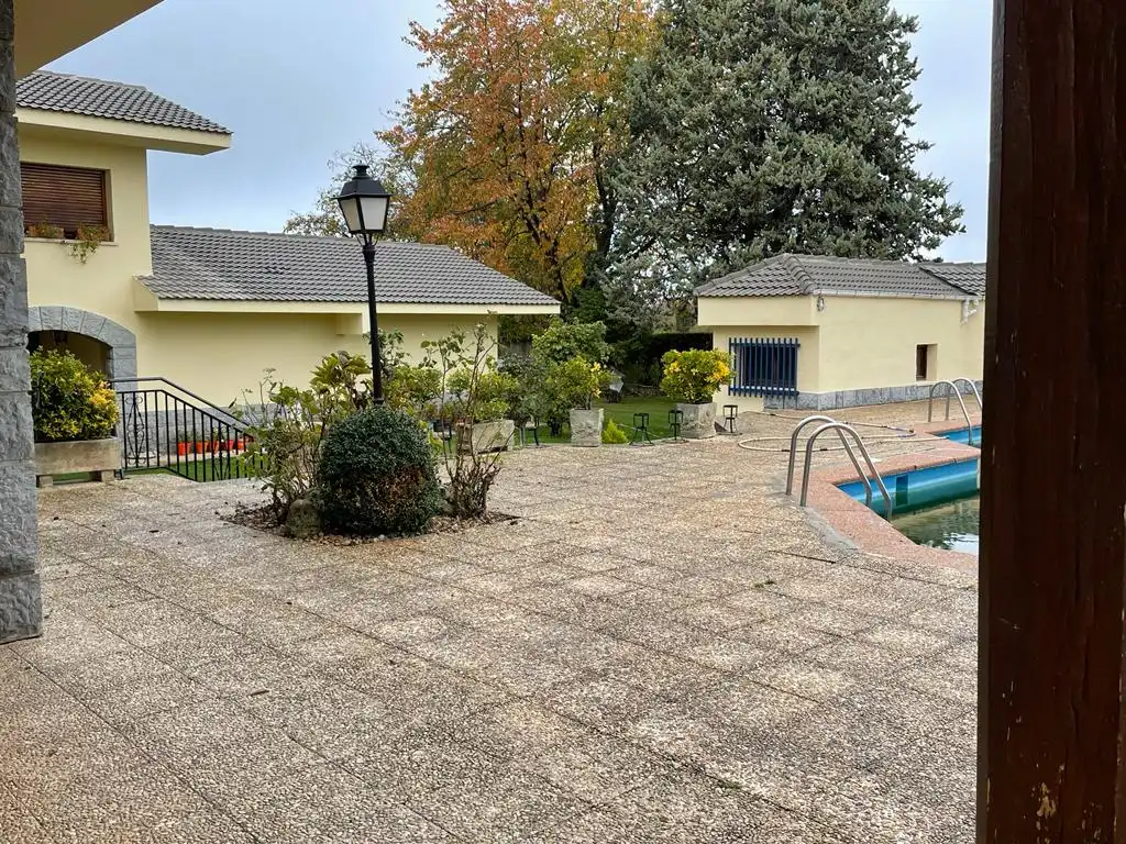 Vista exterior de Casa o xalet en venda en Castañares de Rioja amb Calefacció, Jardí privat i Parquet
