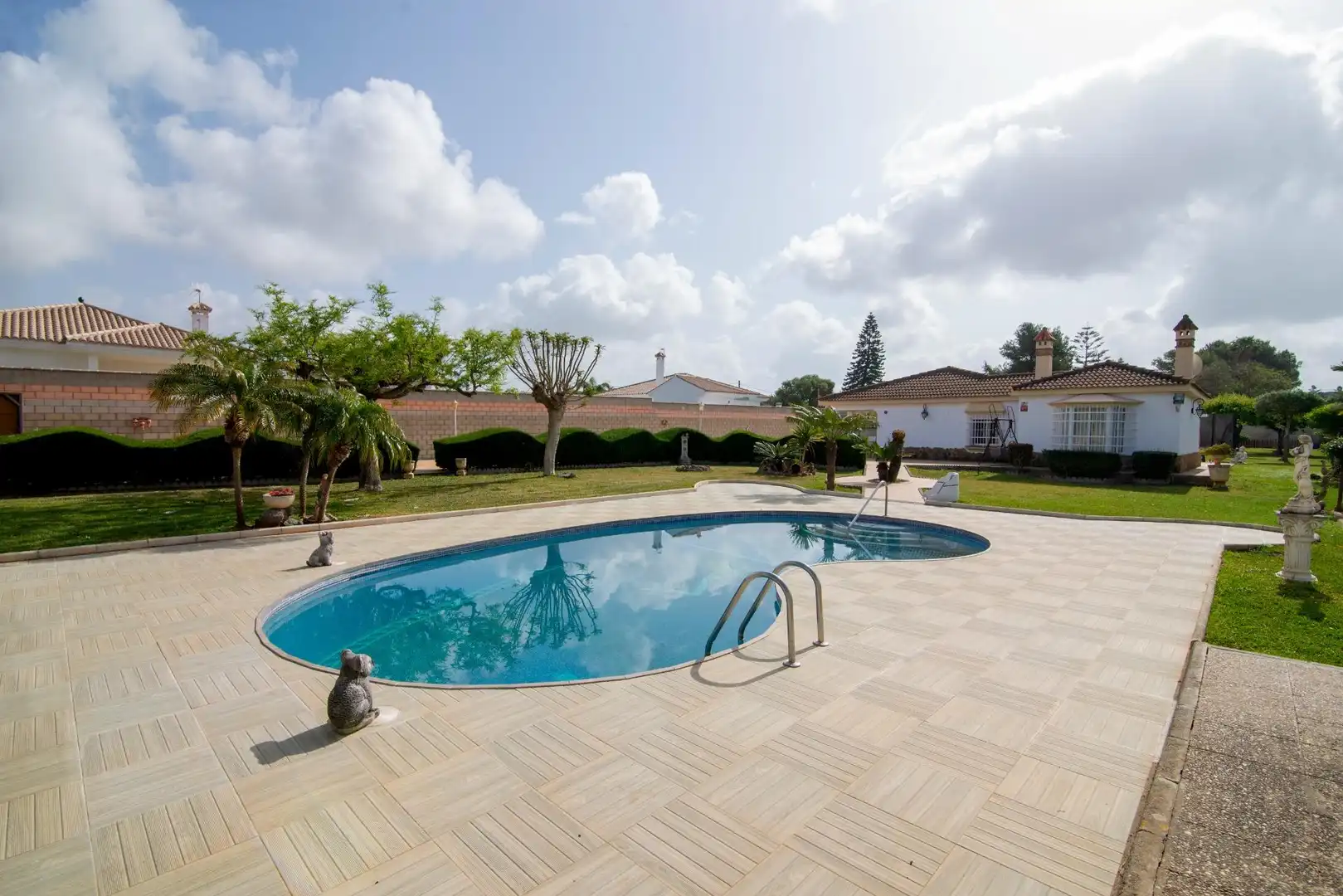 Piscina de Casa o xalet en venda en Chiclana de la Frontera amb Aire condicionat, Jardí privat i Traster