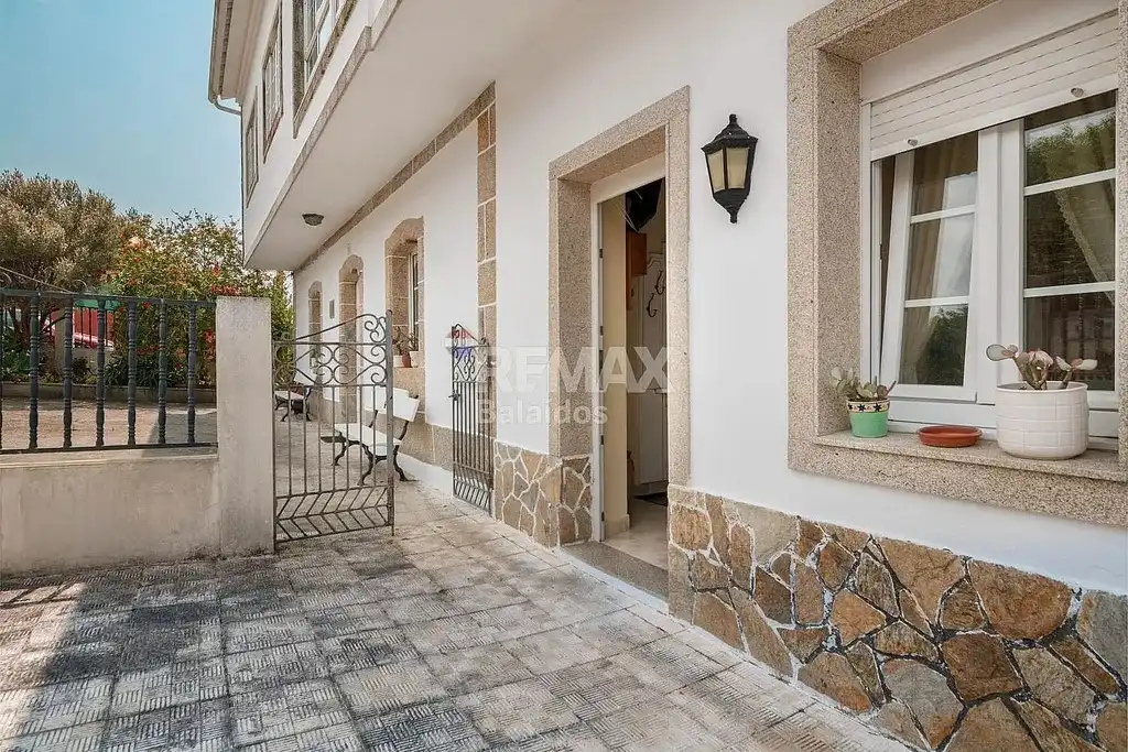 Vista exterior de Casa o xalet en venda en A Pobra do Caramiñal amb Calefacció, Jardí privat i Parquet