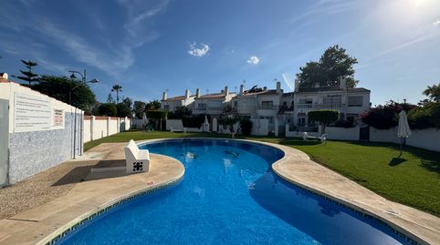 Espectacular chalet adosado de 2 plantas, con 2 patios exteriores, 2 dormitorios y 2 baños, garaje, jardines y piscina comunitaria