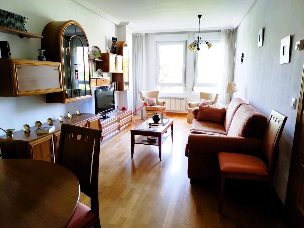 Sala d'estar de Apartament de lloguer en León Capital  amb Calefacció, Parquet i Moblat