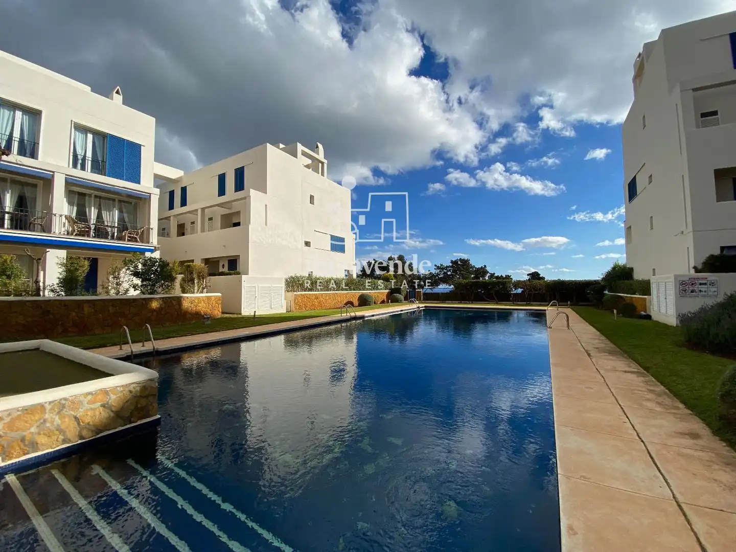 Außenansicht von Dachboden zur Miete in Santa Eulària des Riu mit Terrasse, Schwimmbad und Möbliert