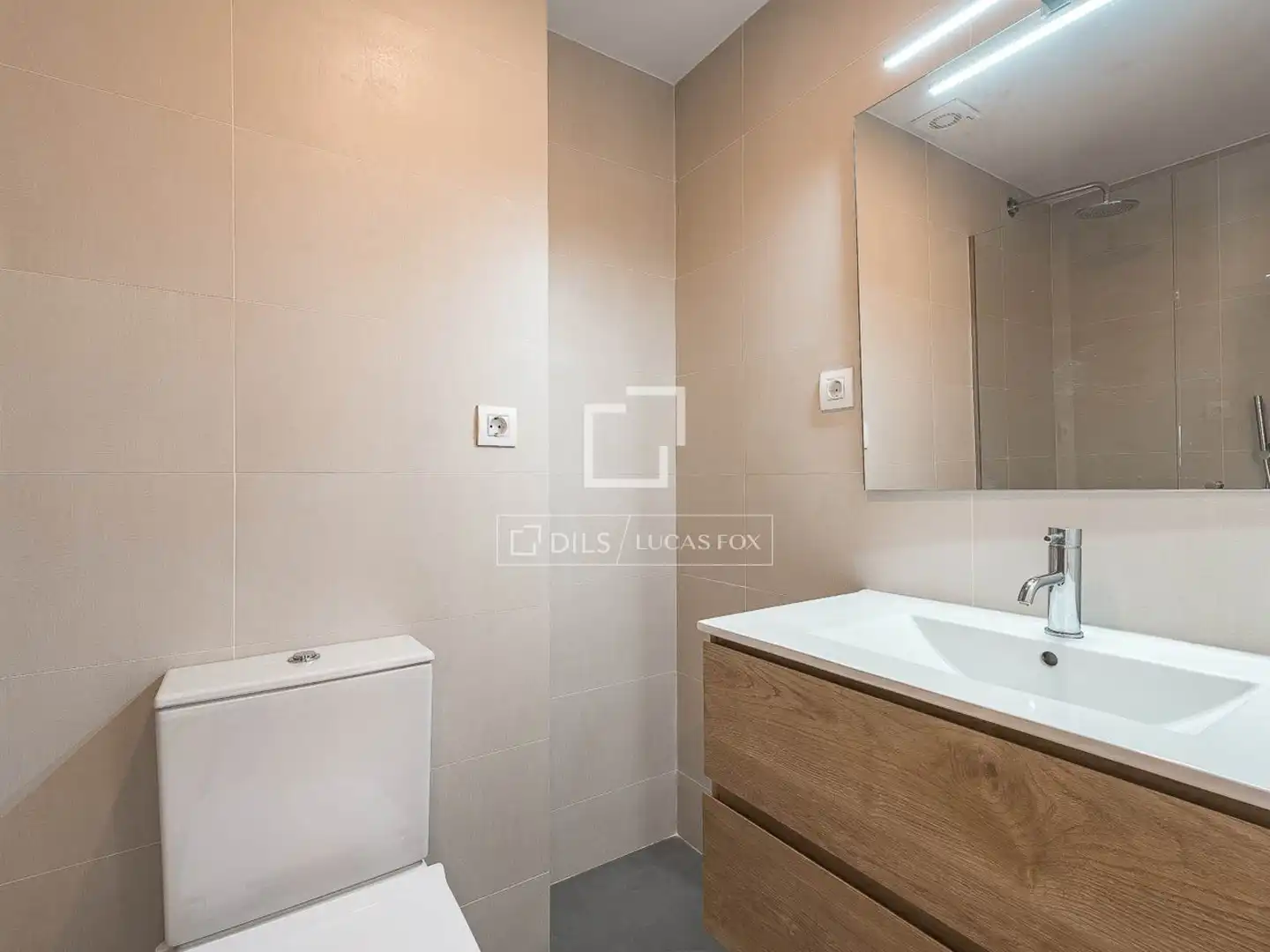 Badezimmer von Dachboden zum Verkauf in Barcelona mit Klimaanlage, Heizung und Schwimmbad