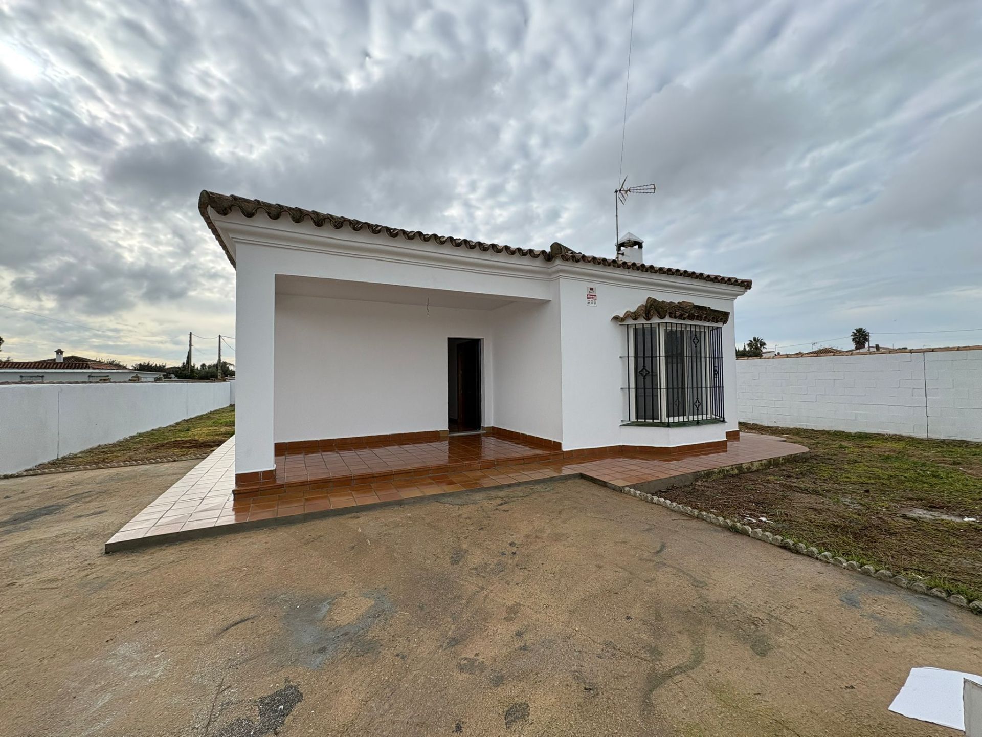 Vista exterior de Casa o chalet en venta en Chiclana de la Frontera con Calefacción y Jardín privado