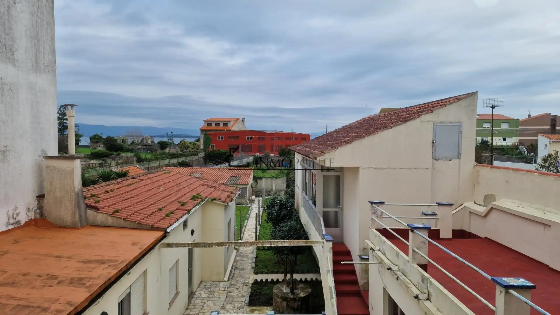 Vista exterior de Casa adosada en venda en O Grove   amb Calefacció, Jardí privat i Traster