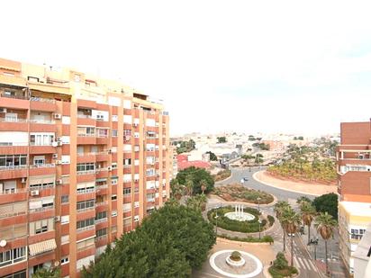 Vista exterior de Àtic en venda en  Almería Capital amb Aire condicionat i Moblat