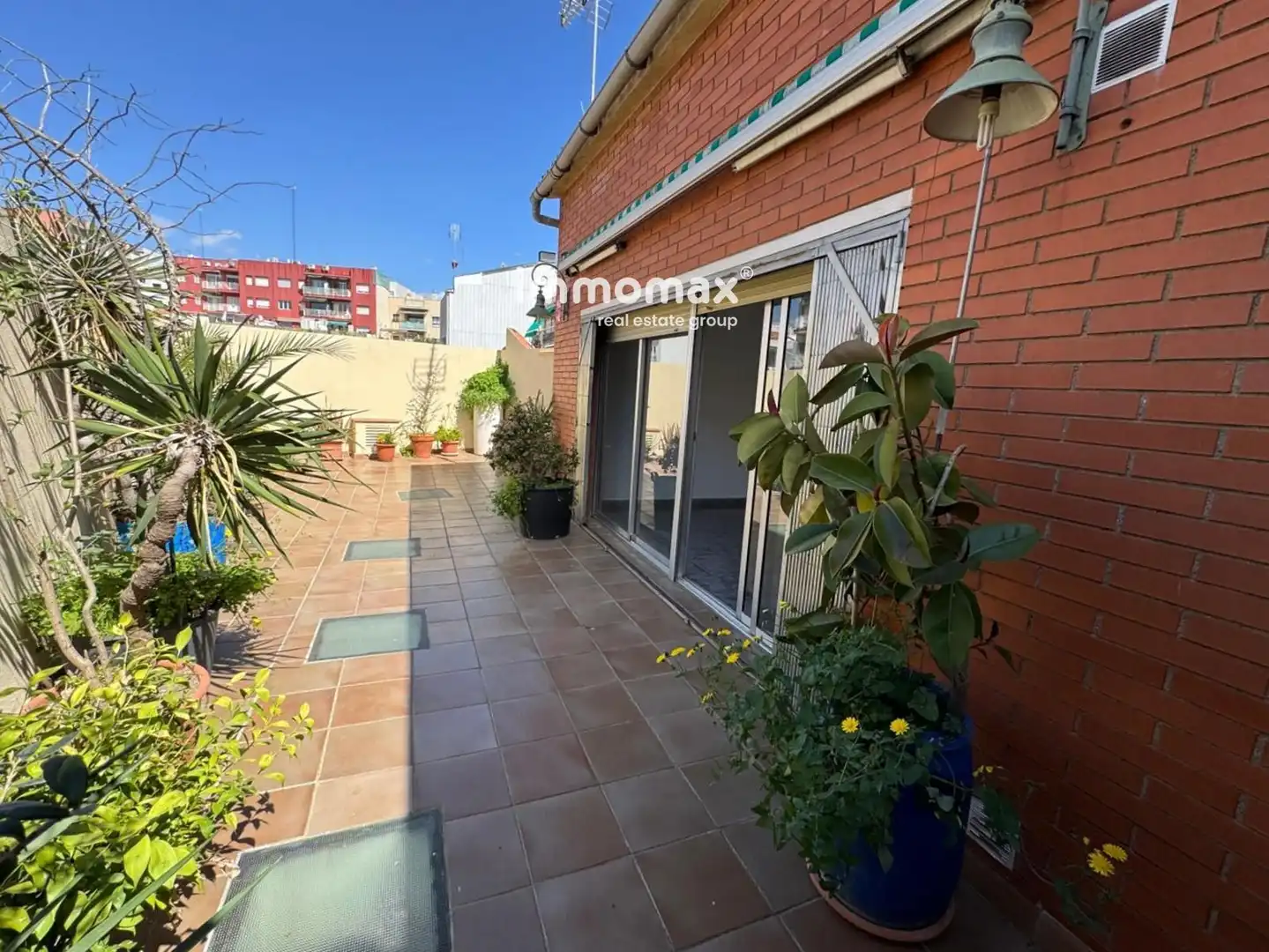 Vista exterior de Casa o xalet en venda en Cornellà de Llobregat amb Calefacció i Traster
