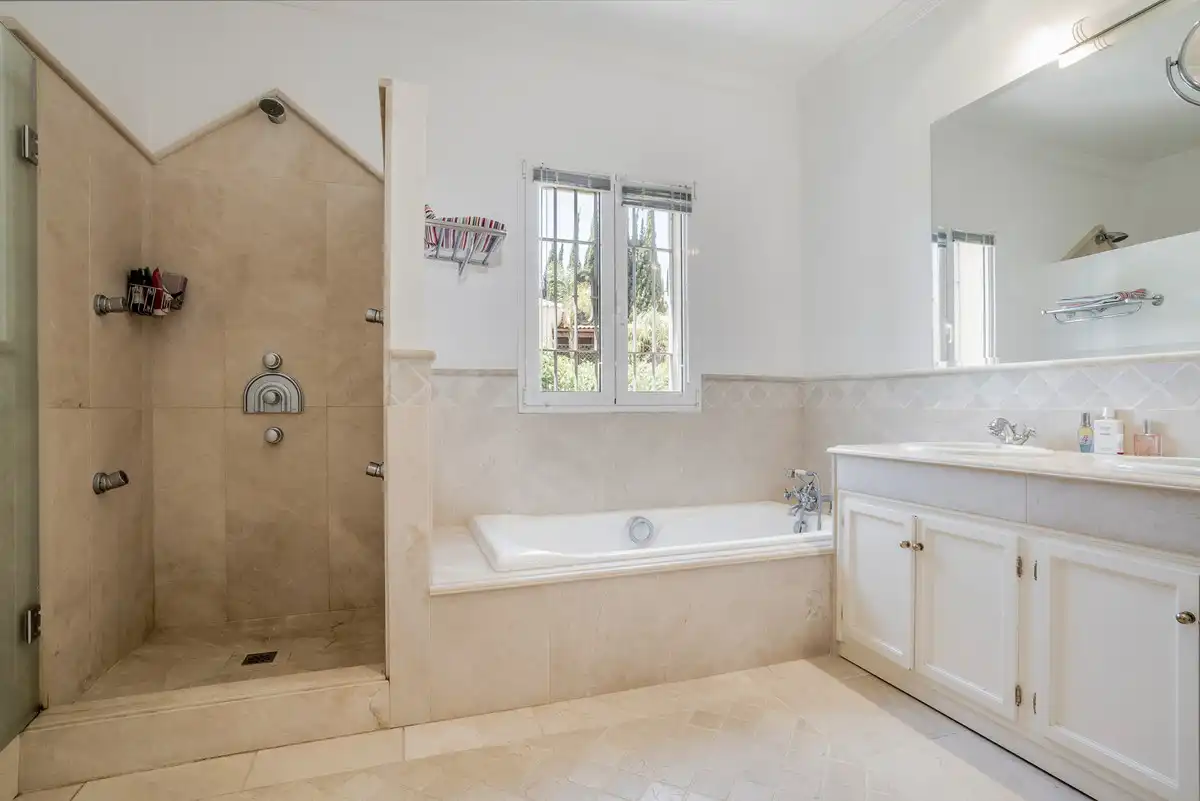Bany de Casa o xalet en venda en Málaga amb Aire condicionat, Terrassa i Moblat
