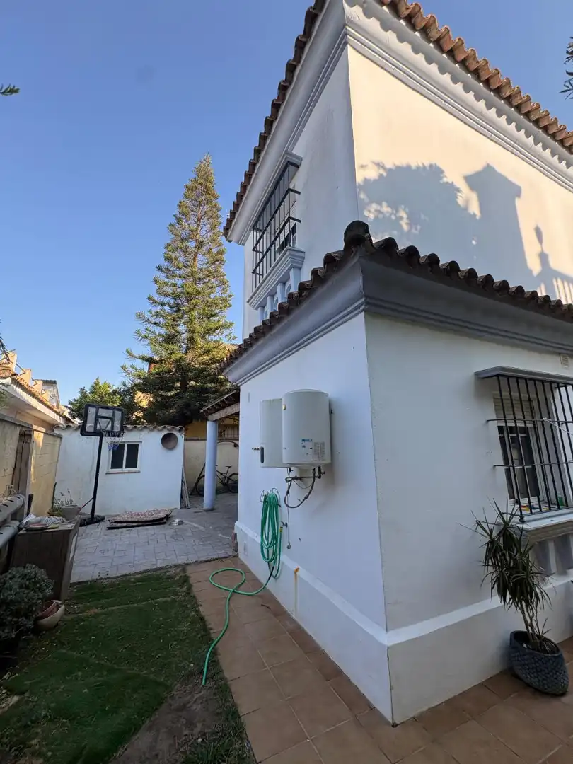 Vista exterior de Casa o xalet en venda en Sanlúcar de Barrameda amb Aire condicionat, Jardí privat i Piscina