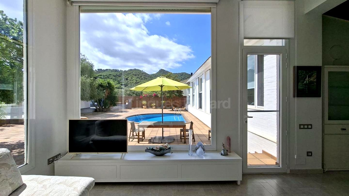 Sala d'estar de Casa o xalet en venda en Argentona amb Calefacció, Jardí privat i Piscina