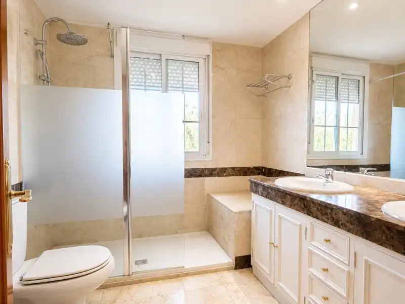 Badezimmer von Haus oder Chalet zum Verkauf in Torrelodones mit Klimaanlage, Heizung und Terrasse