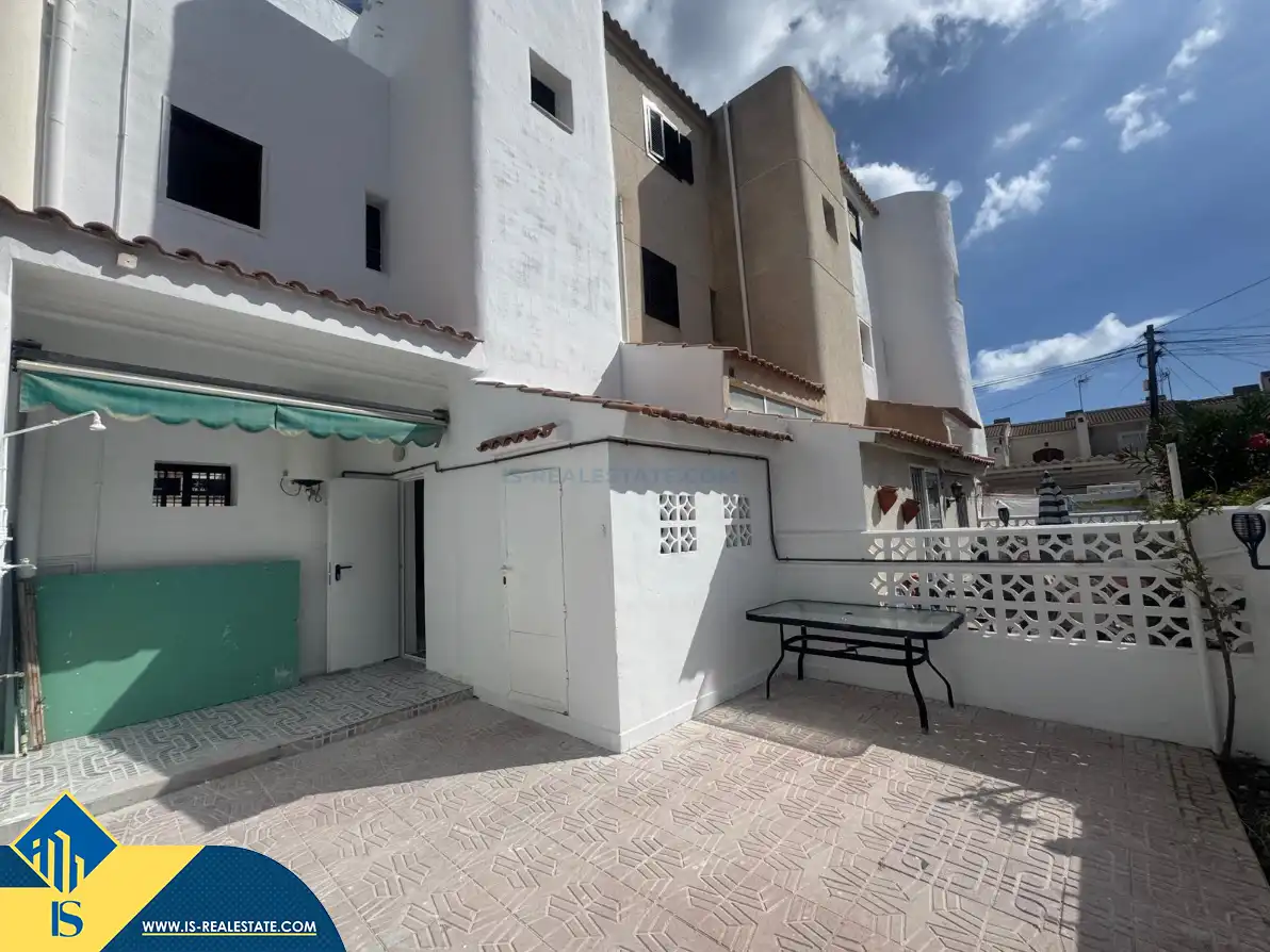 Vista exterior de Casa adosada en venda en Torrevieja amb Calefacció, Jardí privat i Terrassa